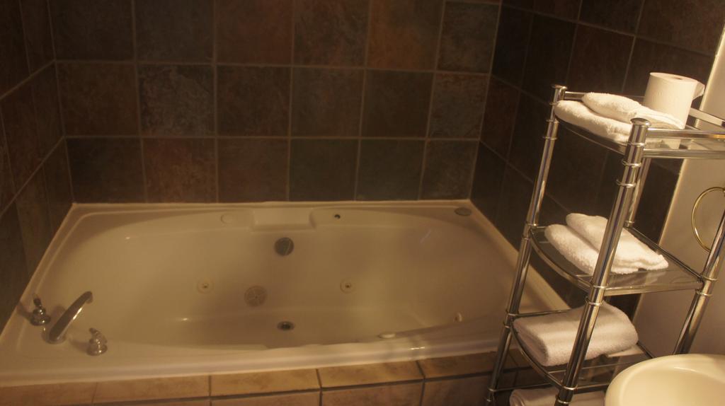 Welcome Traveller Motel Kingston Room photo